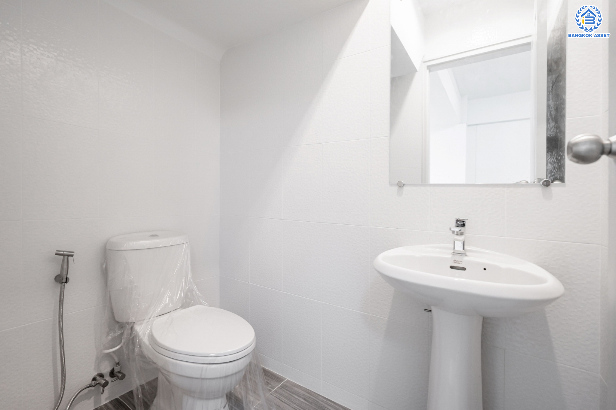 บ้านมือสองตกแต่งใหม่ ม.ศุภาลัยวิลล์ รัตนาธิเบศร์18 ทาวน์เฮ้าส์ 3 ชั้น ทำเลโซนเมือง! เนื้อที่ 18.3 ตร.ว. ฟังก์ชันจัดเต็ม 4 ห้องนอน 3 ห้องน้ำ จอดรถได้ 1 คัน บนสุดยอดทำเล! เชื่อมต่อได้ทั้ง ถ.รัตนาธิเบศร์ ถ.ติวานนท์ และสนามบินน้ำ ใกล้เซ็นทรัลรัตนาธิเบศร์ ทางด่วน "งามวงศ์วาน" และรถไฟฟ้าสายสีม่วง "สถานีศูนย์ราชการนนทบุรี"